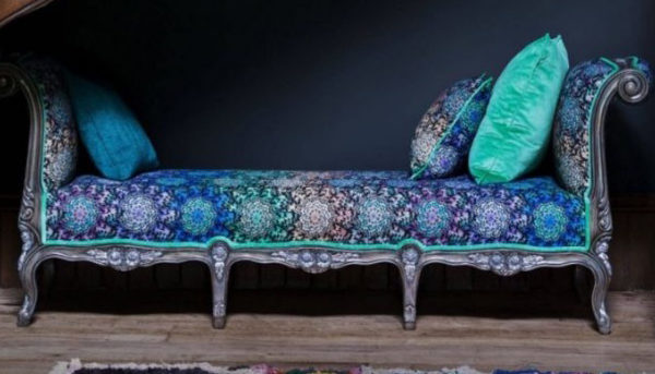 Ein antikes Sofa polstern