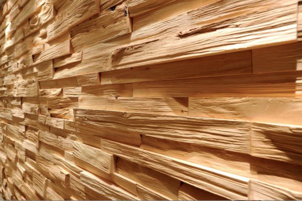 Decken Sie die Wand mit Holzmaterialien ab