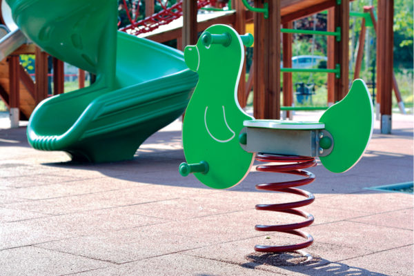 Verlegen der Oberfläche auf dem Kinderspielplatz