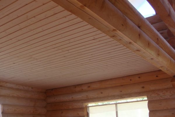 Lackieren einer Holzdecke
