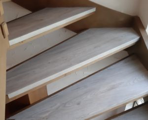 Treppe mit Vinylboden belegen