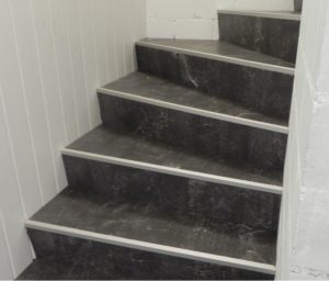 Treppe und Auftritt mit Digitaldruck Korkboden belegen