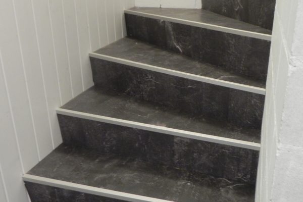 Treppe und Auftritt mit Digitaldruck Korkboden belegen